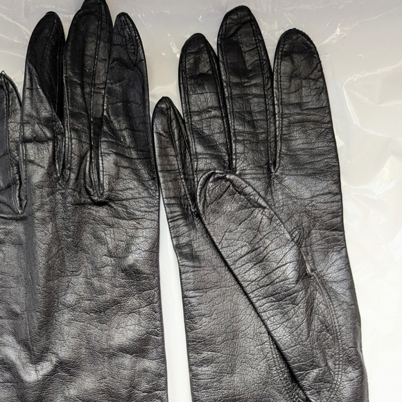 Elegant Black Leather Gloves - Picture 9 of 9